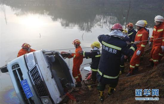 12月2日，遇难者遗体被打捞出水。当日早6时左右，湖北鄂州庙岭镇附近发生一起重大交通事故，目前，已致18人死亡，2人在医院接受治疗。司机李某目前已被警方控制。新华社记者 肖艺九 摄 图片来源：新华网