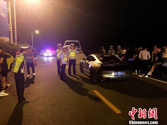 大连交警整治夜间“飙车”行为 。　邢毅 摄