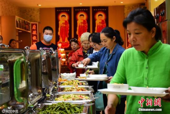 资料图：郑州免费素食自助餐厅开放 要求食客必须“光盘”