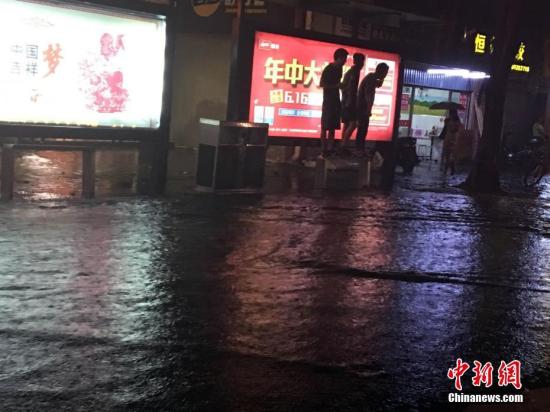 资料图：6月1日夜，暴雨致福州积水严重，等公交车的民众被水围困。记者 张丽君 摄