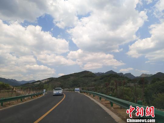 图为环长城公路一景 王天译 摄