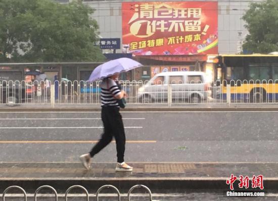 资料图：6月23日清晨，北京降雨持续，并出现了短时大雨。 记者 富宇 摄