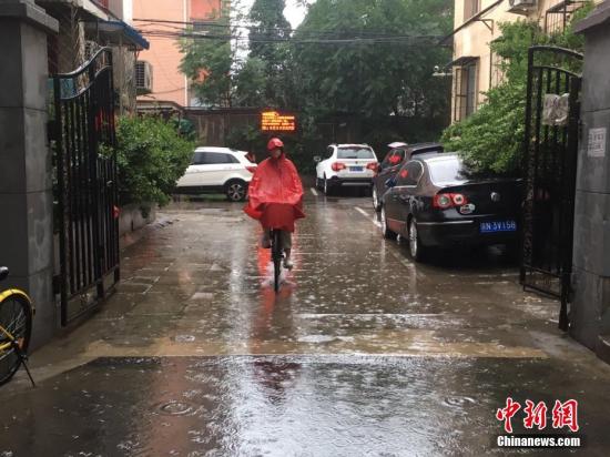 6月23日清晨，北京降雨持续，并出现了短时大雨。 记者 富宇 摄