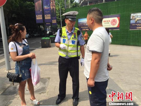 民警正在教育随意穿行扰乱正常通行秩序的行人 彭涛 摄