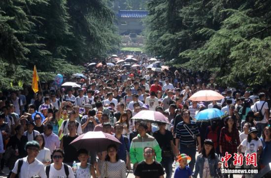 资料图：大批游客在南京中山陵参观。记者 泱波 摄