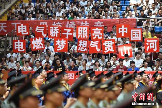 7月1日，山西省太原理工大学举行2017年毕业典礼，毕业生手举标语牌告别母校。记者 韦亮 摄