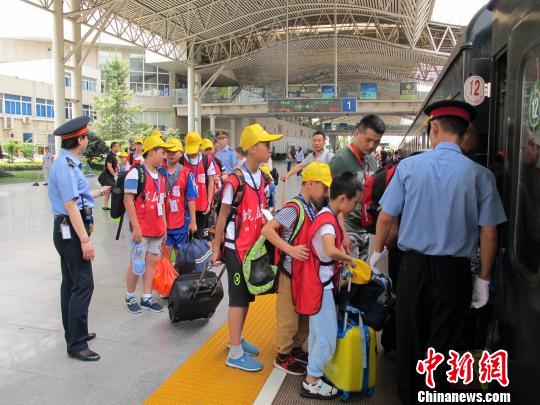 安徽800余名学子乘专列研学游。　吴兰 摄