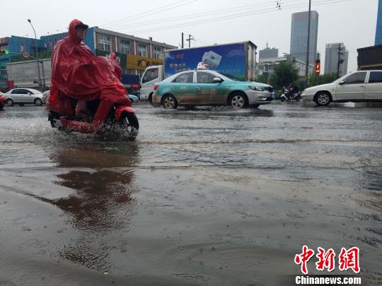 由于雨势过大，济南市区地势低洼的地段出现大面积积水。　秋歌 摄