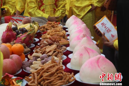 “神饭宴”拉开帷幕。当地数十家餐馆在半小时内做出特色美食。　张西竹 摄