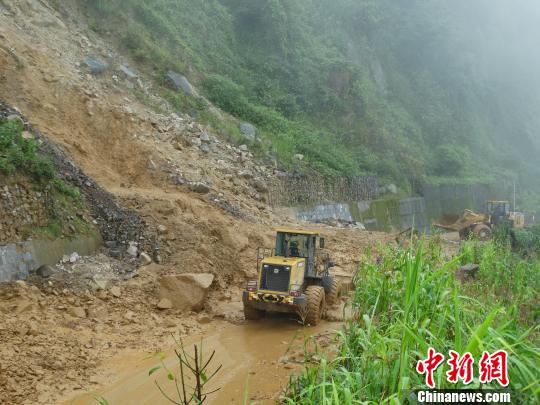 受持续降雨影响，云南多条公路发生泥石流、滑坡等险情。　云南省交通厅提供 摄