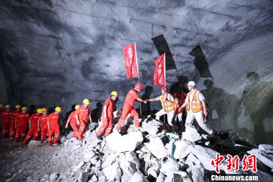 图为，7月15日建设者在庆祝隧道贯通 徐云华 摄