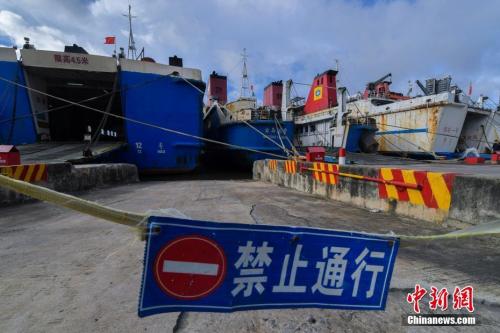 受其影响，琼州海峡于当日16时起全线停航，粤海铁路6趟进出岛旅客列车停运，环岛高铁暂未受影响。 记者 骆云飞 摄